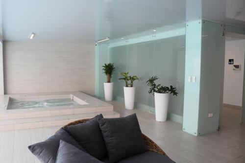 基多Cinnamon Suite - Private - Comfy - Brand NEW的客厅设有盆栽浴缸