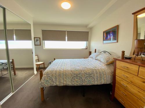 阿斯彭达尔Beach Life的一间卧室配有一张床和一个梳妆台