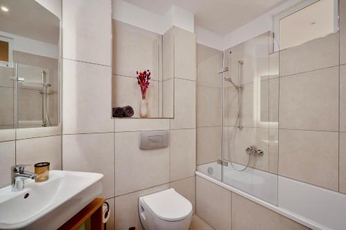 莱比锡casanando - LaMaison - neu saniert in ruhiger Innenstadtlage的一间带水槽、卫生间和淋浴的浴室