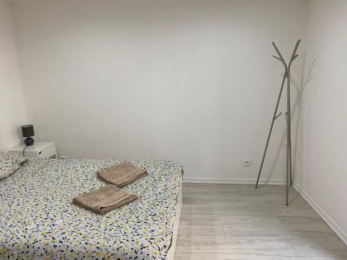 里永Appartement 2ème étage 42m2 hyper centre ville / parking gratuit的一间卧室配有一张床,上面有两条毛巾