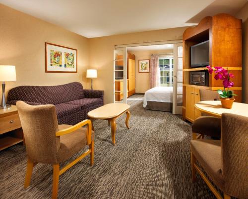 安纳海姆阿纳海姆酒店波托菲诺套房酒店的酒店客房设有一张沙发和一张床