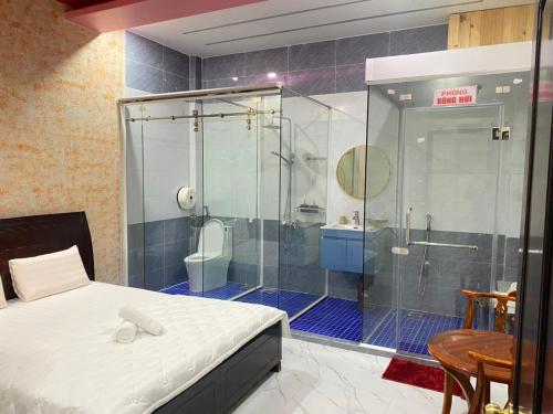 胡志明市HOTEL THU HÀ的一间带淋浴的浴室和一张位于客房内的床