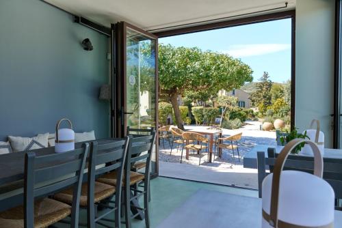 阿卡尼斯伊利亚希奥斯公寓式酒店的享有桌椅景致的用餐室