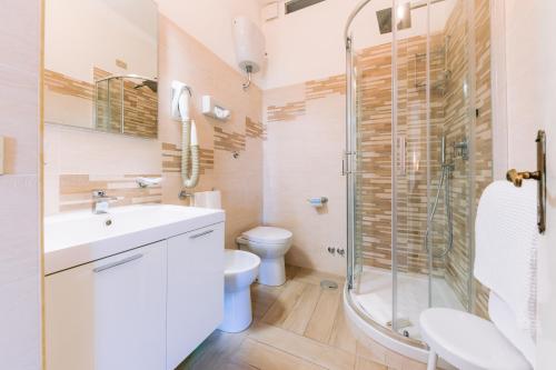 拉维罗托罗酒店的浴室配有卫生间水槽和淋浴。