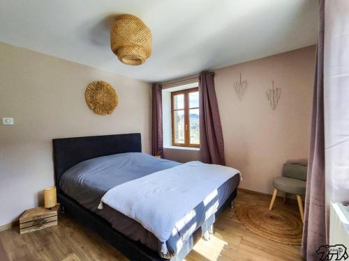 RamonchampGîte de la Ravanne的一间卧室设有一张床和一个窗口