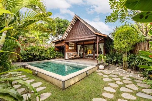 吉利阿尔Rimba Villas Gili Air的花园中带游泳池的房子