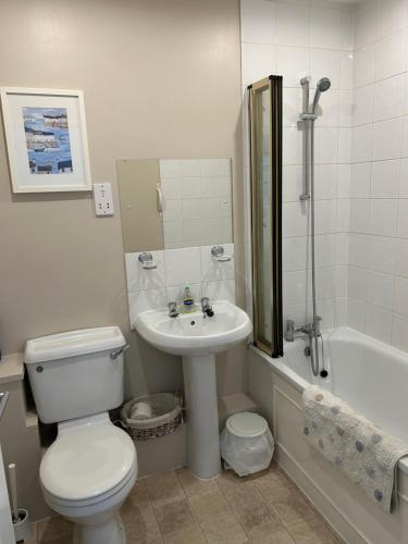 查茅斯Fernhill Retreat的浴室配有卫生间、盥洗盆和浴缸。
