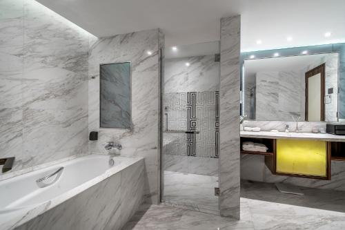 南京南京苏宁环球套房饭店的带浴缸、水槽和淋浴的浴室