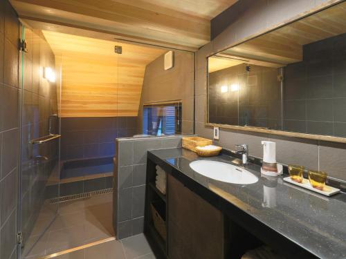 安昙野市Villa Yoshino - Vacation STAY 01568v的一间带水槽和镜子的浴室