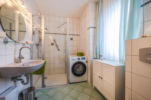 赛巴特班森Haus Strandoase 27的一间带水槽和洗衣机的浴室