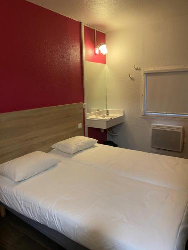 圣洛HOTEL F1 SAINT-LO的卧室配有白色大床和水槽