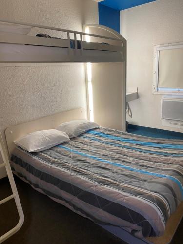 圣洛HOTEL F1 SAINT-LO的一间卧室配有双层床和2个枕头