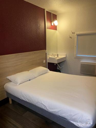 圣洛HOTEL F1 SAINT-LO的一间卧室配有一张带镜子和水槽的大床