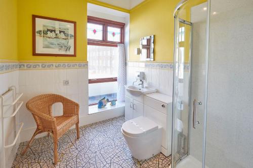 惠特比Apartment 3, Khyber Lodge Apartments Whitby的带淋浴、卫生间和盥洗盆的浴室