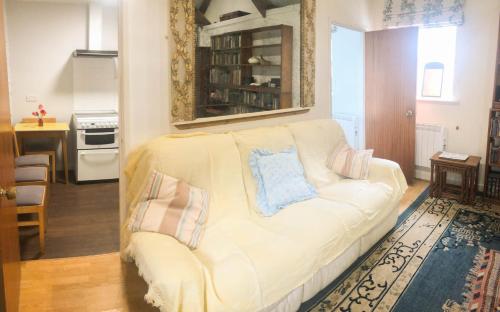 卡马森Ty Cambria的客厅配有白色沙发及枕头