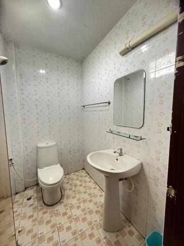 Ban Huai Phluเซเว่นอิน的一间带卫生间、水槽和镜子的浴室