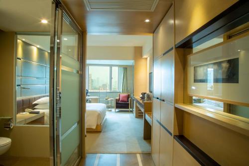 上海衡山花园酒店的一间酒店客房 - 带一张床和一间浴室