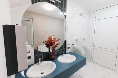 赛比什Hotel YVY的浴室设有2个水槽和镜子