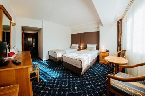 古拉哈莫卢洛伊德蒙特布科维纳俱乐部贝斯特韦斯特酒店的酒店客房配有两张床和一张书桌