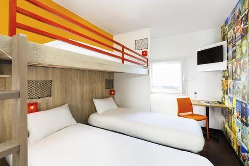 奥尔日河畔埃皮奈hotelF1 Epinay sur Orge的一间卧室配有两张双层床和一张书桌