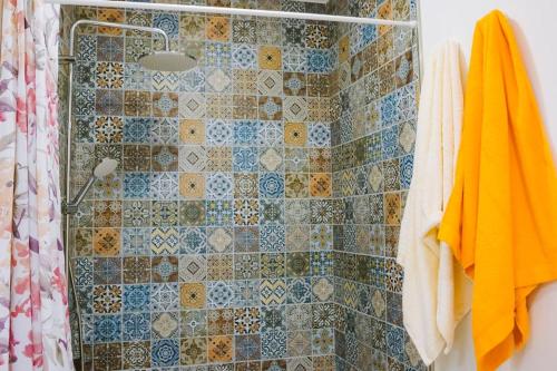 伊科德洛斯维诺斯Casita Gopal的带淋浴和浴帘的浴室