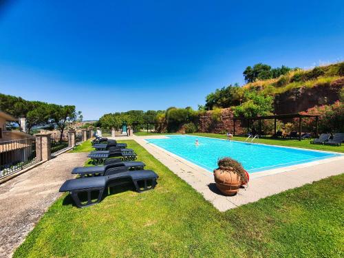 博尔塞纳葡萄度假农庄乡村民宿的一个带躺椅和盆栽植物的游泳池