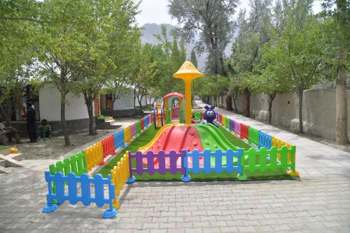 锡卡都APEX Le Yurt Skardu的公园游乐场上的玩具火车