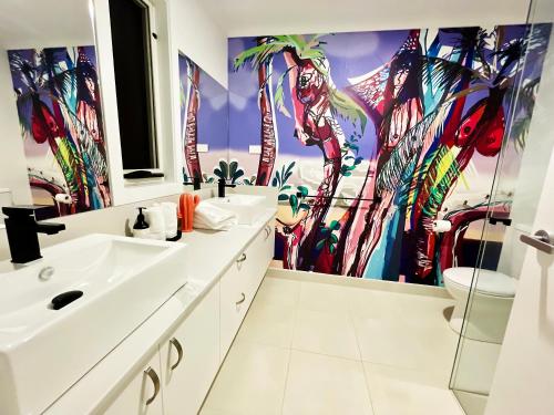 圣雷莫If you are looking for iconic modern, look no further的浴室内有长颈鹿壁画