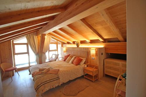 安泰伊-萨伊恩特-安德尔埃LA CORTE ANTEY - Coucher de Soleil/ Pilier的阁楼上的卧室配有一张大床