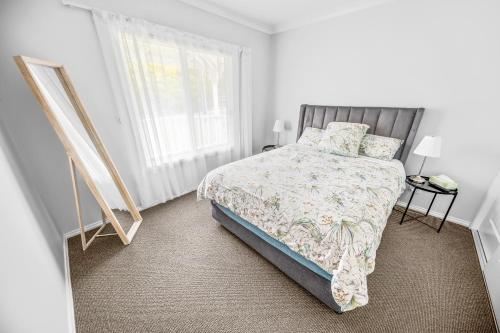 库马Cooma Luxe的白色的卧室设有床和窗户
