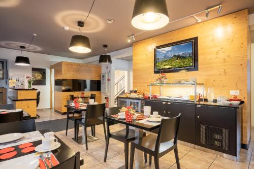因特拉肯奥尔夫恩酒店的厨房以及带桌椅的用餐室。