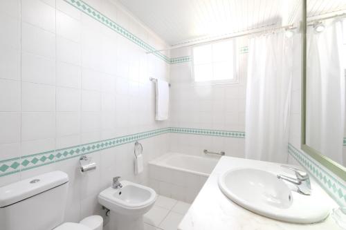 丰沙尔金塔梅多斯霍蒙斯酒店的白色的浴室设有卫生间和水槽。