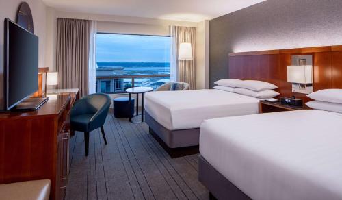 阿林顿克里斯特尔城里根国家机场凯悦酒店的酒店客房设有两张床和一台平面电视。