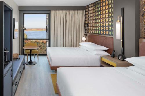 孟菲斯Hyatt Centric Beale Street Memphis的酒店客房设有两张床和窗户。