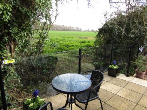 Thornham MagnaThe Lily Pad Suffolk的庭院内桌椅,享有田野美景