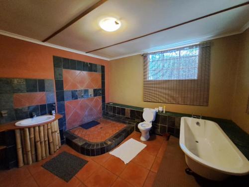 马加利斯堡Stone Meadows Country Estate-NV51的带浴缸、卫生间和盥洗盆的浴室