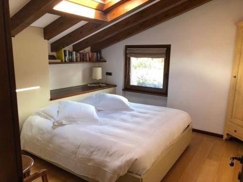特雷梅佐Alveluu ristorante e suites的卧室配有一张大白色床和窗户