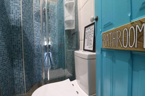 萨格里什国际冲浪学校&露营旅馆的一间带卫生间和玻璃淋浴间的浴室