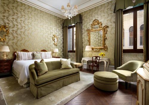 威尼斯The Gritti Palace, a Luxury Collection Hotel, Venice的一间卧室配有一张床、一张沙发和一把椅子