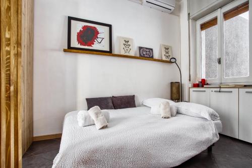 米兰C Studio - Design Bilo Suite -M3- 8 min dal Duomo的卧室配有白色床和毛巾