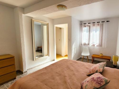 特乌拉达Happy holidays Moraira Apartment的一间卧室配有一张床和一面大镜子