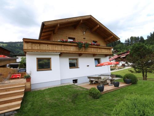 菲根Beautiful holiday home in a stunning location with sauna的一座带木屋顶和庭院的房子