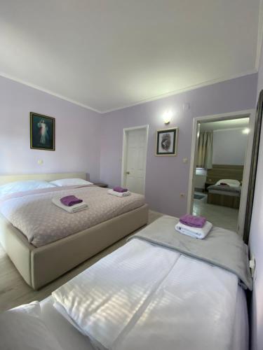 默主歌耶St Michael的一间卧室配有两张床和镜子