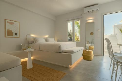 提诺斯AELIA Tinos的一间白色的卧室,配有床和客厅