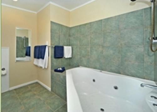 北帕默斯顿拉维斯塔汽车旅馆的设有带浴缸和淋浴的浴室。