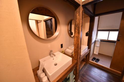 桐生市Dive INN Kiryu的一间带水槽和镜子的浴室