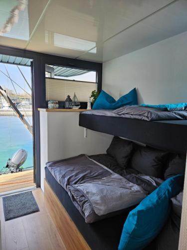 BraunsbedraMobiles Hausboot El'milia的一间卧室设有两张双层床和一扇窗户。