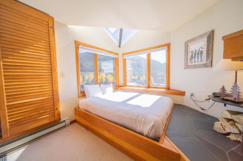 基斯通Lakeside 1495的一间卧室设有一张床和一个大窗户