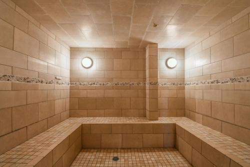 基斯通Lakeside 1495的墙上设有2盏灯的瓷砖淋浴间