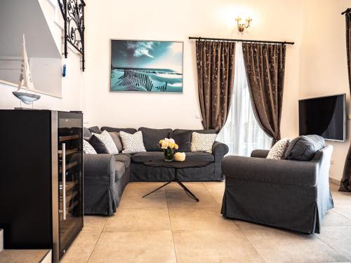 赫瓦尔Elegant Hvar town villa with pool的客厅配有两张沙发和一台电视机